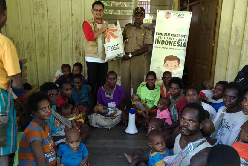 Tim ACT memberi bantuan pada warga Kampung Seribu Papan, Ambisu, Asmat, Papua