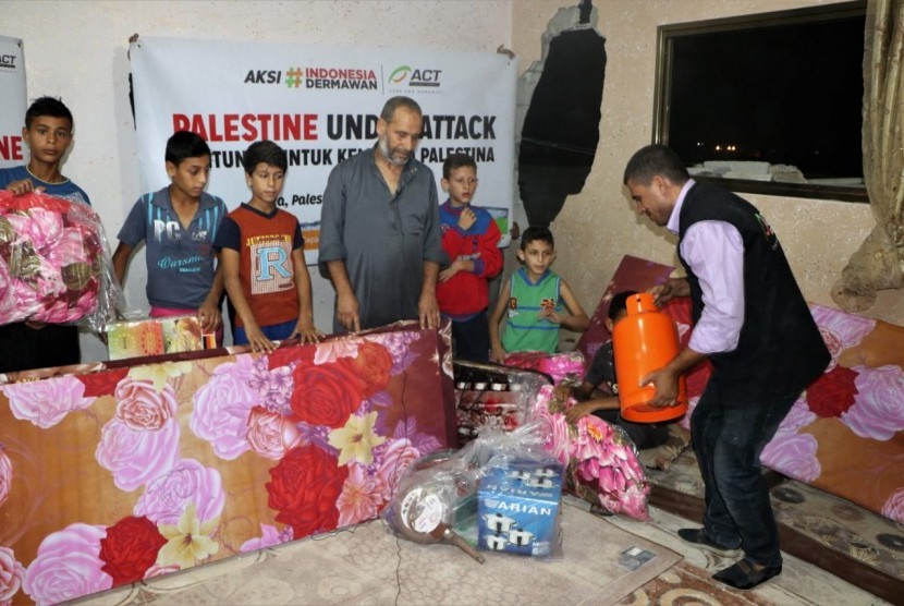 Tim ACT memberikan bantuan kepada para korban pasca eskalasi serangan Israel lalu.