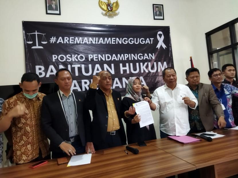 Tim advokasi bantuan hukum Aremania Menggugat memberikan keterangan resmi terkait tragedi Kanjuruhan di Kota Malang, Senin (10/10/2022).