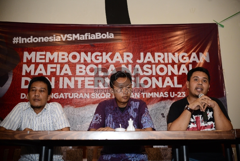 Tim Advokasi dari #IndonesiaVsMafiaBola Erasmus Napitulu (kanan) memberikan keterangan saat Konferensi Pers mengenai jaringan mafia bola nasional yang diselenggarakan di Jakarta, Selasa (16/6). Dalam konferensi pers ini diperdengarkan rekaman pembicaraan p