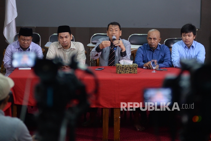 Tim advokasi Habib Rizieq Shihab dan GNPF MUI memberikan keterangan pers terkait pemanggilan Habib Rizieq Shihab di AQL Islamic Center, Tebet Utara, Jakarta Selatan, Selasa (16/5). 