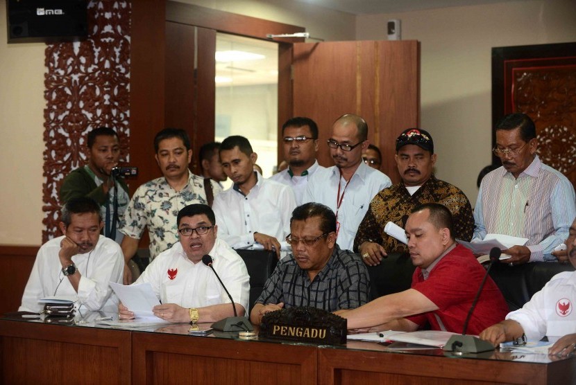 Tim advokasi merah putih untuk perjuangan keadilan melaporkan indikasi kecurangan yang terjadi dalam proses pemilu presiden (pilpres) di Kantor Dewan Kehormatan Penyelenggara Pemilu (DKPP), Jakarta, Kamis (24/7).