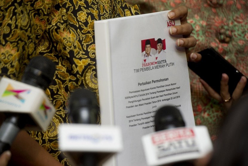 Tim advokasi pasangan Prabowo-Hatta menunjukkan berkas revisi sengketa pilpres yang diserahkan di Gedung Mahkamah Konstitusi Jakarta, Kamis (7/8). 