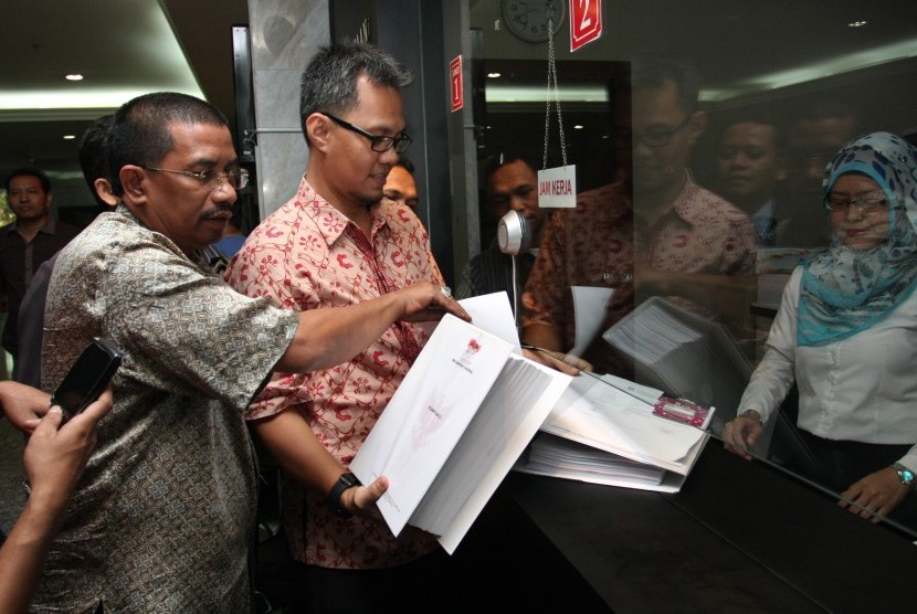 Tim advokasi pasangan Prabowo-Hatta menyerahkan berkas kelengkapan barang bukti revisi sengketa pilpres di Gedung Mahkamah Konstitusi, Jakarta, Selasa (19/8).