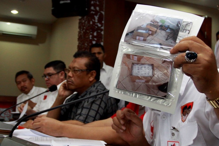 Tim Advokat Prabowo-Hatta menunjukan bukti kecurangan pilpres 2014 saat melaporkan Komisi Pemilihan Umum (KPU) dan Badan Pengawas Pemilu (Bawaslu) ke kantor Dewan Kehormatan Penyelenggara Pemilu (DKPP), Jakarta, Kamis (24/7). 