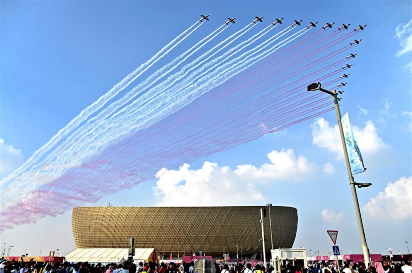  Tim aerobatik terbang di atas stadion Lusail sebelum Final Piala Dunia FIFA 2022 antara Argentina dan Prancis, Lusail, Qatar,  Ahad (18/12/2022).