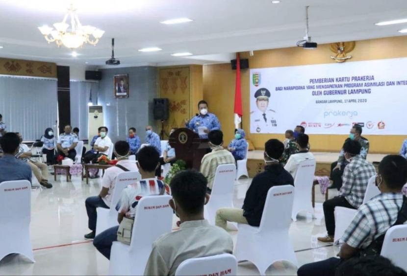 Napi asimilasi dapat kartu prakerja dari gubernur Lampung, Jumat (17/4). 