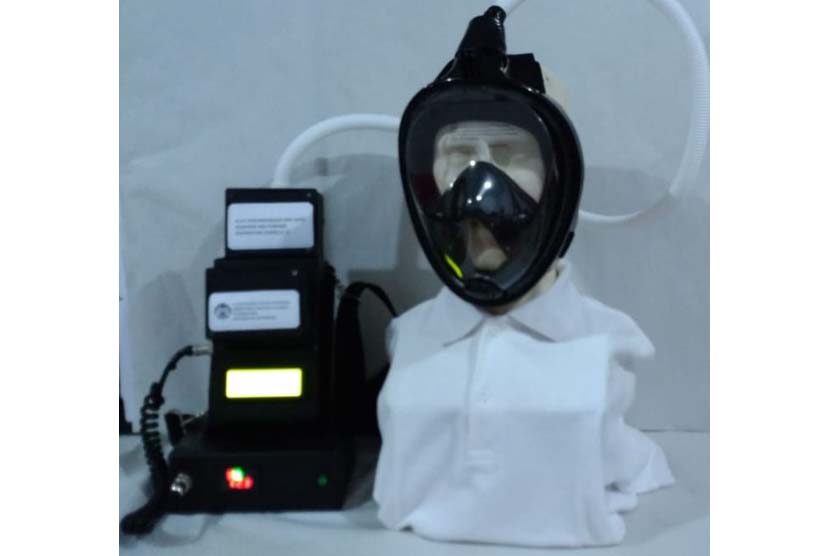 Tim Ahli dan Peneliti Universitas Indonesia (UI) mengembangkan prototipe Alat Pelindung Diri (APD) dalam bentuk pelindung wajah dengan menggunakan teknologi Respirator Pemurni Udara  Bertenaga Baterai (RPUBB) atau Powered Air Purifying Respirator. (Ilustrasi) 