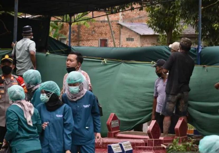 Tim ahli forensik melakukan autopsi secara menyeluruh terhadap jenazah AM (17), santri Pondok Modern Darussalam Gontor 1 Pusat, Ponorogo, Jawa Timur, Kamis (8/9/2022). PWNU Jawa Timur membentuk 40 posko untuk mencegah kekerasan di pondok pesantren.