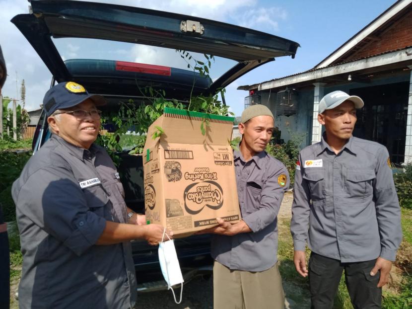 Tim ahli Tani Berdaya mengantarkan bibit tanaman Indigofera untuk kelompok penggiat Dombos Berkah Raja Kaya, Jumat (22/10). 