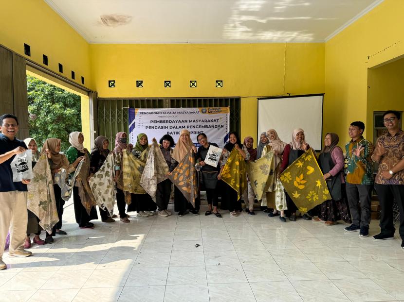 tim akademisi dari Fakultas Teknik (FT) Universitas Negeri Yogyakarta (UNY) yang terdiri dari Prof Dr Mutiara Nugraheni STP MSi, Awwali Ibnu Wardaya MPd, Nova Suparmanto MSc, dan Andrian Wisnu Dewangga MPd melaksanakan program Pengabdian kepada Masyarakat (PkM) di Pengasih, Kulonprogo, Daerah Istimewa Yogyakarta, bertajuk Pengembangan Batik Ecoprint di Pengasih.