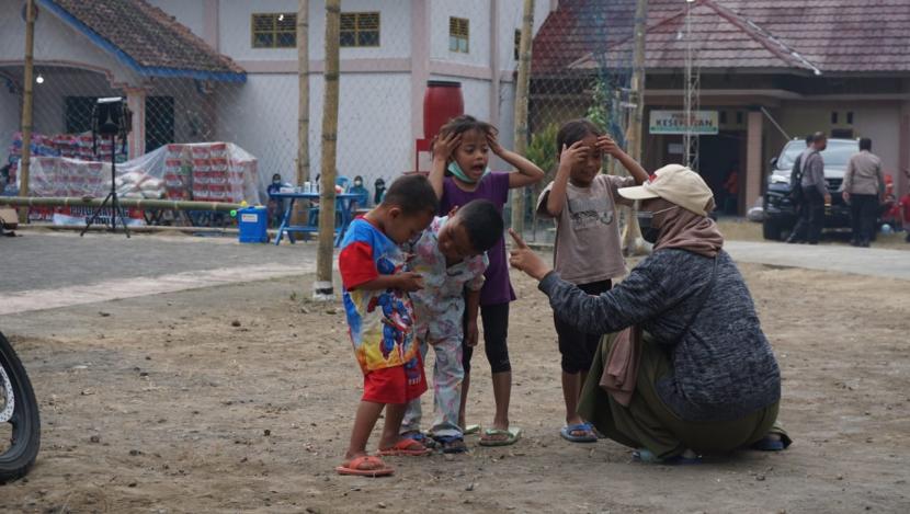 Tim Aksi Cepat Tanggap (ACT) Solo bersama Masyarakat Relawan Indonesia (MRI) melakukan pendampingan psikososial terhadap anak-anak lereng Merapi yang mengungsi di Tempat Penampungan Pengungsian Sementara (TPPS) Desa Tlogolele yang berada di Kecamatan Selo, Kabupaten Boyolali, Rabu (11/11). 