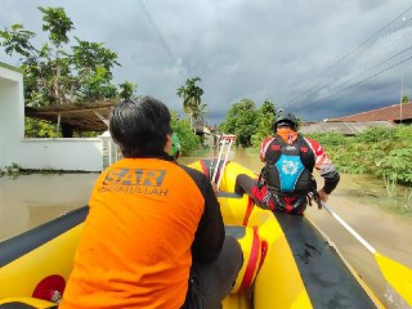 Tim Aksi Siaga Kemanusiaan (TASK) Hidayatullah membantu korban banjir Cilacap, Jawa Tengah.