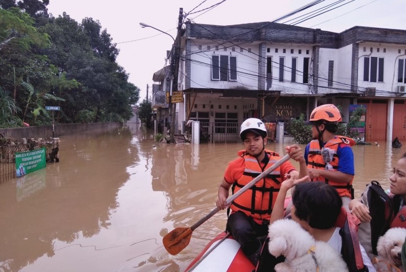 Tim Aksi Siaga Kemanusiaan (TASK)  Hidayatullah mengevakuasi warga korban banjir di Kecamatan Jatiasih, Bekasi, Jawa Barat.
