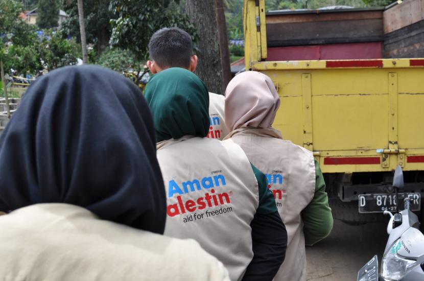 Tim Aman Palestin menyalurkan bantuan untuk korban gempa di Kabupaten Cianjur 