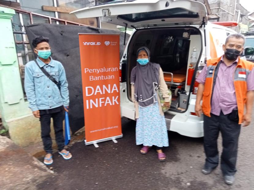 Tim ambulance Rumah Zakat menerima telepon dari Sinergi Atap Negeri, Pak Andri untuk meminta bantuan ambulance gratis Rumah Zakat guna mengantarkan Ibu Tinah ke Rumah Sakit Santosa Kebonjati Bandung.