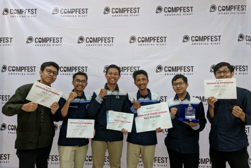 Tim Amikom Computer Club (AMCC) saat menjadi juara dua dalam Compfest yang digelar di Universitas Indonesia.