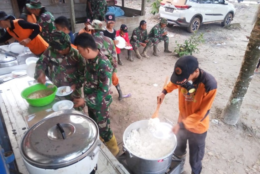 Tim anggota pemadaman api kahutbunlah tengah menikmati makanan dan minuman di dapur umum yang disediakan Pemkab Muba.