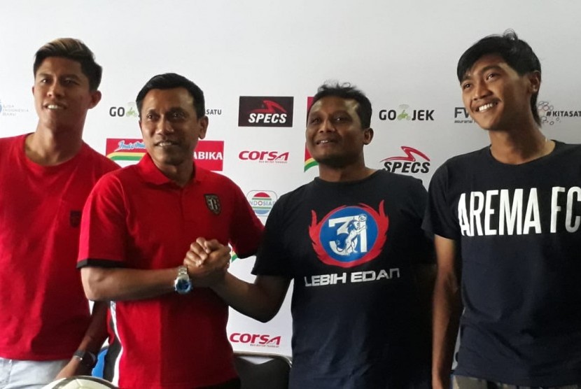 Tim Arema FC dan Bali United memberikan keterangan pers sebelum pelaksanaan pertandingan di Kantor Arema FC, Malang, Jumat (19/10). 