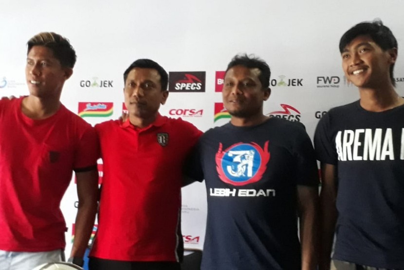 Tim Arema FC dan Bali United memberikan keterangan pers sebelum pelaksanaan pertandingan di Kantor Arema FC, Malang, Jumat (19/10).