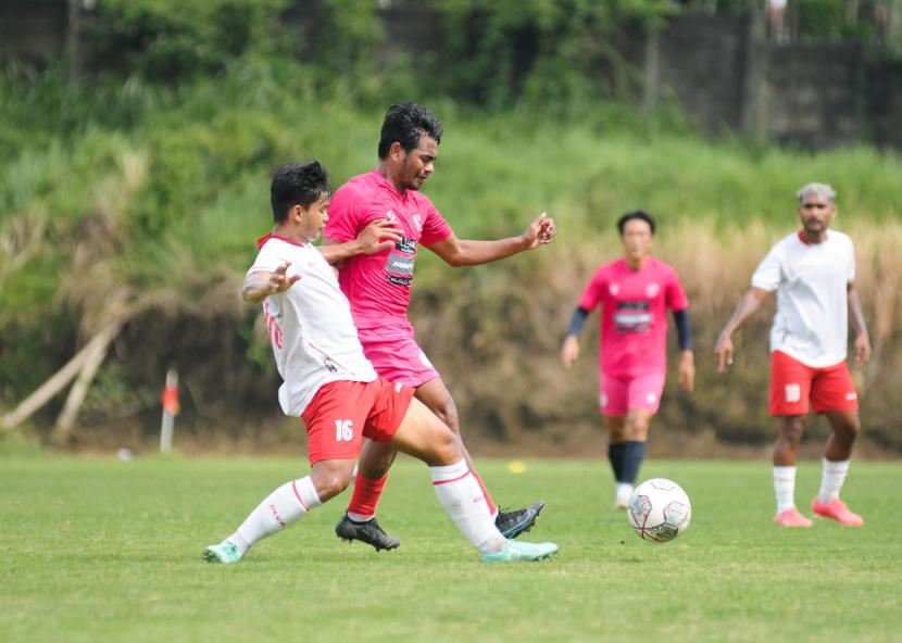 Tim Arema FC menjalani sesi latihan bersama Putra Delta Sidoarjo di Lapangan Universitas Brawijaya, Malang, Rabu (30/11/2022). Pada sesi ini, Arema FC ditahan imbang oleh lawan dengan skor 0-0. 