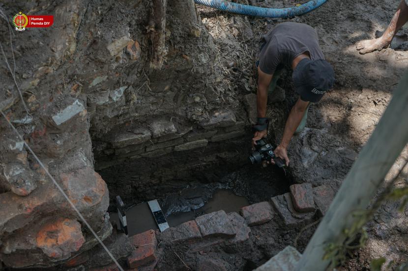 Tim arkeolog ekskavasi Kedaton IV menemukan saluran air kuno di Situs Keraton Pleret, Kapanewon Pleret, Kabupaten Bantul, DIY, Kamis (8/3/2023).
