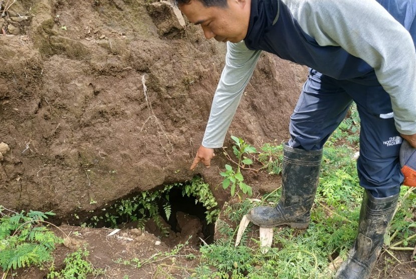 Tim arkeolog menemukan gua saluran air yang berpotensi untuk diteliti lebih lanjut di Desa Sekaran, Sekarpuro, Pakis, Kabupaten Malang, Senin (18/3). 