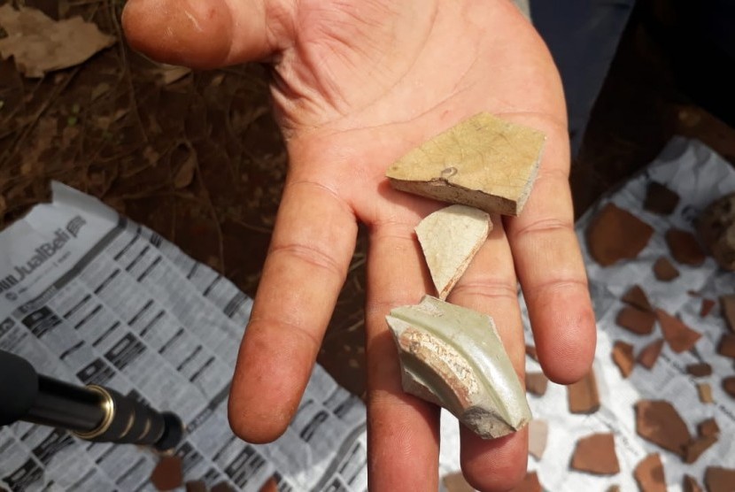 Tim arkeolog menemukan serpihan porcelin dan tembikar di lahan ekskavasi situs di Desa Sekaran, Sekarpuro, Pakis, Kabupaten Malang, Senin (18/3). 