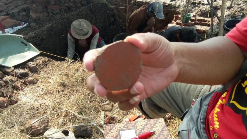 Tim arkeolog yang sedang melakukan ekskavasi di situs Blok Dingkel, Desa Sambimaya, Kecamatan Juntinyuat, Kabupaten Indramayu, menemukan alat permainan anak-anak berupa gacuk dan fragmen gerabah gores, Jumat (4/6).