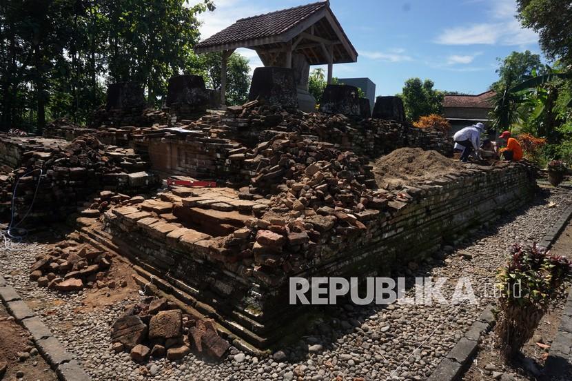 Tim arkeologi dari BPCB Trowulan melakukan penelitian struktur dan dimensi Candi Gayatri yang sudah rusak di Boyolangu, Tulungagung, Jawa Timur, Selasa (6/7/2021). Penelitian itu bertujuan untuk mengkaji kelayakan pemugaran candi kuno tempat perabuan Putri Gayatri atau Rajapadmi Gayatri, nenek dari Raja Hayam Wuruk yang memerintah Kerajaan Majapahit pada abad XIII (1359-1389 M) 