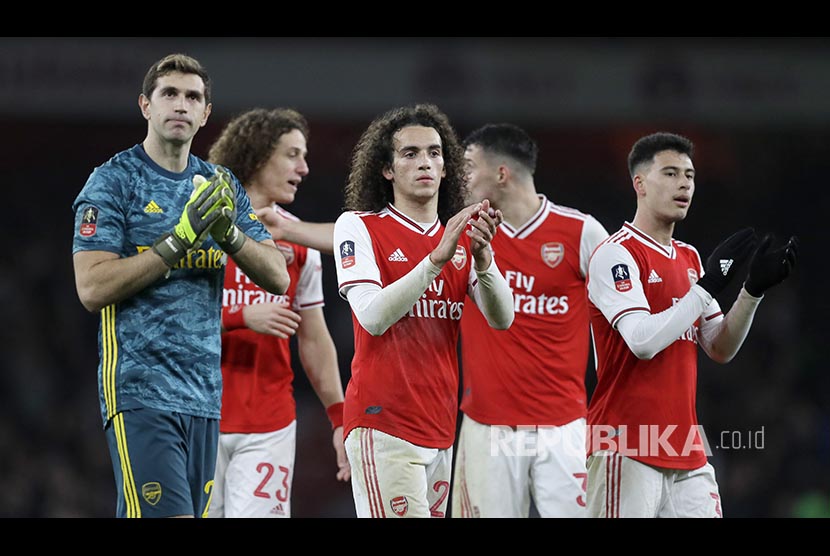 Tim Arsenal merayakan kemenangannya usai laga putaran ketiga Piala FA antara Arsenal melawan Leeds United di Emirates Stadium, Manchester Ahad (5/1) dini hari. 