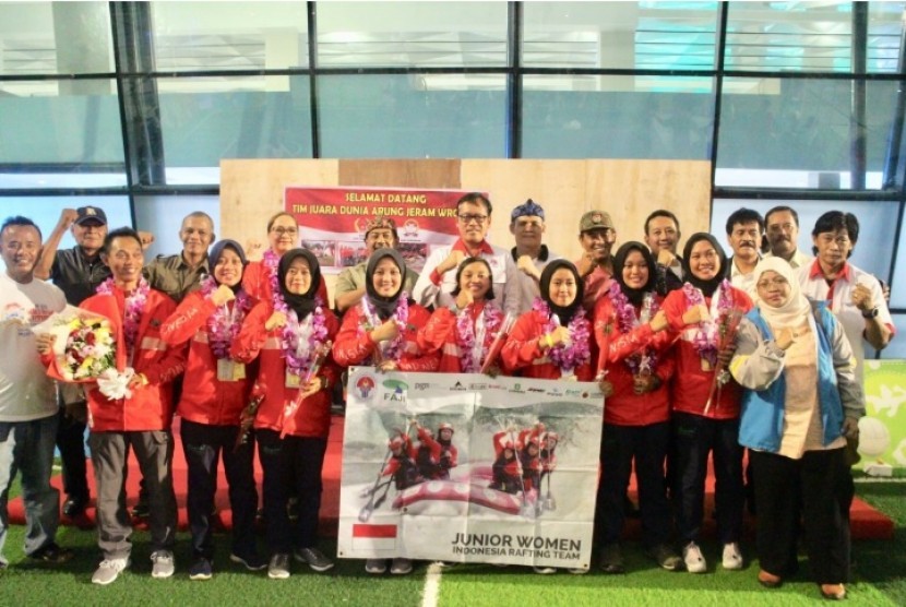 Tim Arung Jeram Putri Indonesia U-23 (depan).