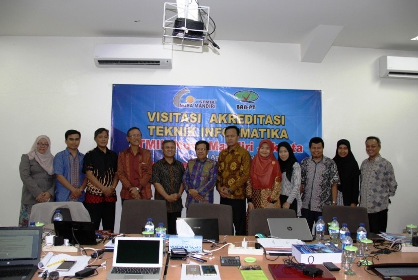 Tim asesor BAN-PT melakukan foto bersama jajaran pimpinan STMIK Nusa Mandiri Jakarta. 