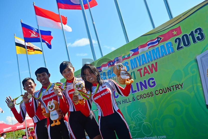  Tim atlet balap sepeda Indonesia berfoto bersama usai berlaga pada pertandingan tim estafet cross country di lintasan balap Mount Pleasant Naypyitaw, Myanmar, Kamis (12/12).  (Republika/Edwin Dwi Putranto)