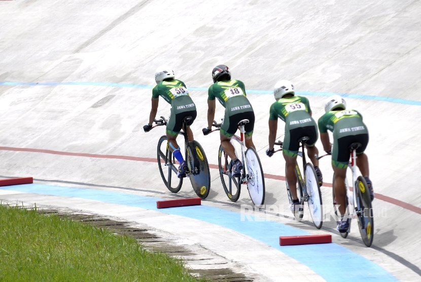 Tim atlet balap sepeda Jawa Timur memacu sepadanya pada pertandingan final nomor Team Pursuit Men Elite PON XIX 2016, di Velodrome Munaip Saleh, Kota Cimahi, Jabar, Rabu (28/9). 