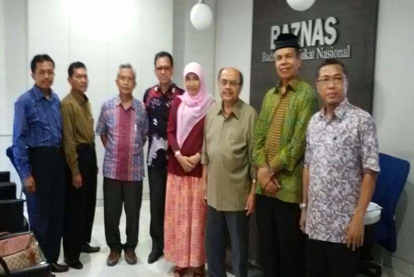 Tim audiensi Fakultas Agama Islam Universitas Muhammadiyah Jakarta (FAI UMJ) berfoto bersama dengan Ketua Baznas Prof Dr Bambang Soedibyo di kantor Baznas Jakarta, Selasa (5/1).