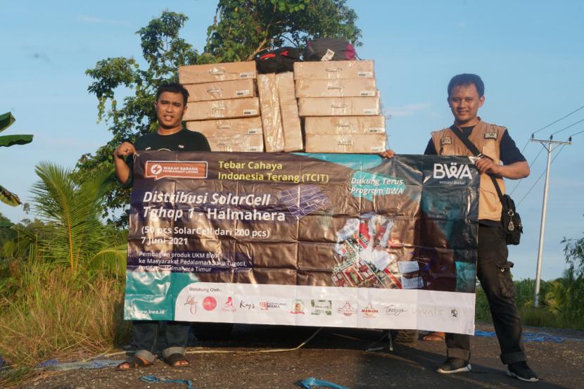 Tim  Badan Wakaf Alquran  (BWA)  mengantarkan wakaf penerangan berupa  solar cell ke Desa Patlean, Halmahera Timur.