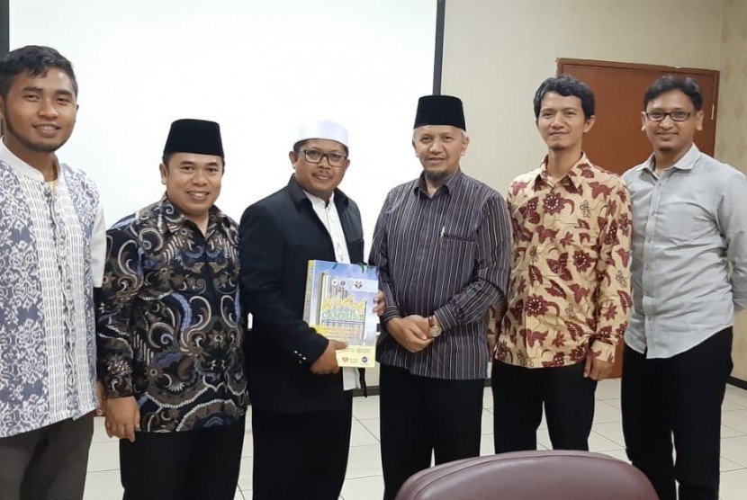 Tim Badan  Waqaf Ar Risalah dipimpin oleh ketuanya, Mulyadi Muslim (kedua dari kiri) seusai melaksanakan presentasi di hadapan tim Badan Waqaf Indonesia (BWI) Pusat.