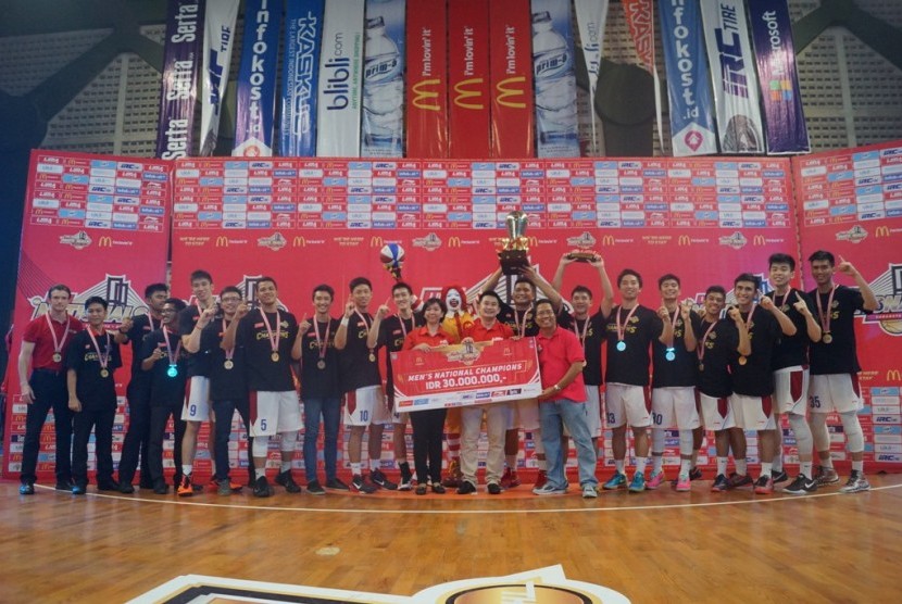 Tim Bakset Putra UPH saat menerima gelar juara LIMA Nasional Basket musim ketiga di Surabaya, Ahad (15/2).
