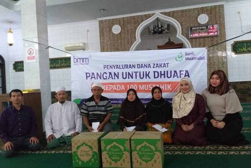 Tim Bank Muamalat Cabang Otista Jakarta berfoto  bersama dengan pengurus Masjid Jami’ An-Ni’mah dan perwakilan mustahik.