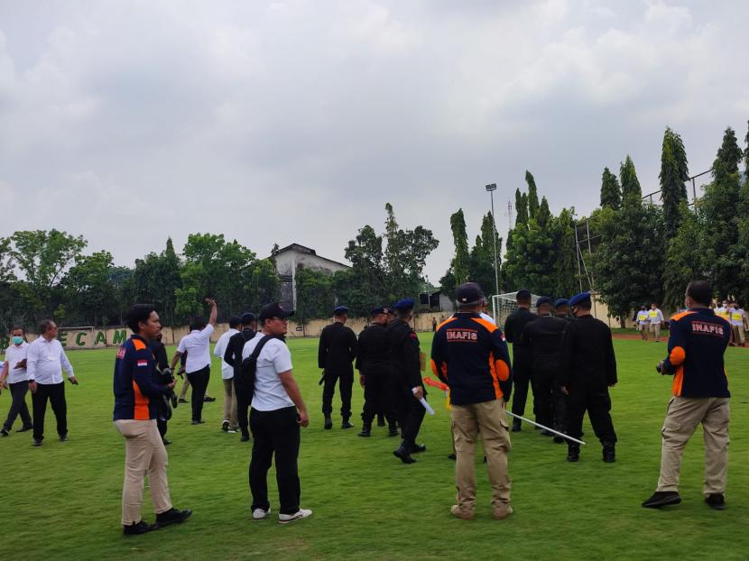 Tim Bareskrim Mabes Polri dan Polda Jatim menggelar rekonstruksi terkait kerusuhan di Stadion Kanjuruhan, Malang, yang menewaskan 133 orang. Rekonstruksi digelar di lapangan Mapolda Jatim, Surabaya, Rabu (19/10).