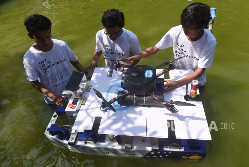 Tim Barunastra dari Institut Teknologi Sepuluh Nopember (ITS) mempersiapkan kapal tanpa awak untuk dipertunjukan di sela-sela pelepasan tim robot ITS untuk berlaga di RoboCup International 2018 Montreal Canada, di Kampus ITS, Surabaya, Jawa Timur, Selasa (5/6).