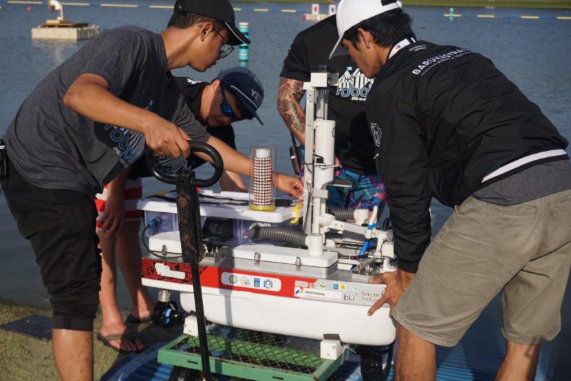 Tim Barunastra Institut Teknologi Sepuluh Nopember (ITS) Surabaya yang terdiri dari lima orang mahasiswa sukses menyabet juara umum dalam ajang International Roboboat Competition (IRC) 2022 di Amerika Serikat. 