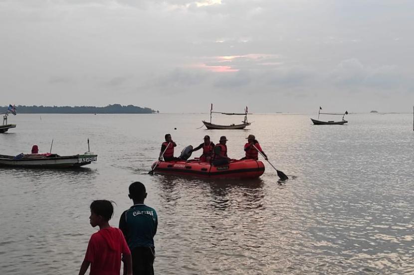 Tim Basarnas Banten tengah melakukan penyisiran warga tersambar petir jatuh ke laut di sekitar Pulau Papole Desa Cigondang Kabupaten Pandeglang, Rabu (6/12/2023). 