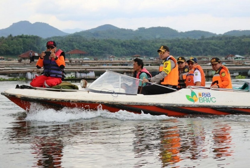  Tim Basarnas melakukan pencarian kapal tenggelam di Waduk Cirata, Kabupaten Purwakarta, Sabtu(23/12). Hingga hari ketiga pencarian enam korban kapal tenggelam, hasilnya masih nihil.