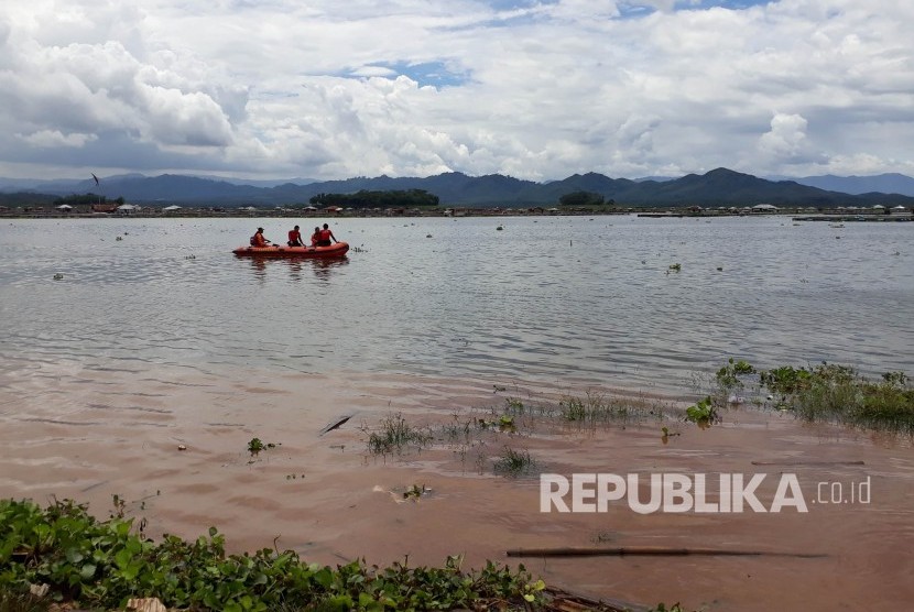 Tim Basarnas melakukan pencarian kapal tenggelam di Waduk Cirata, Kabupaten Purwakarta, Jumat (22/12).