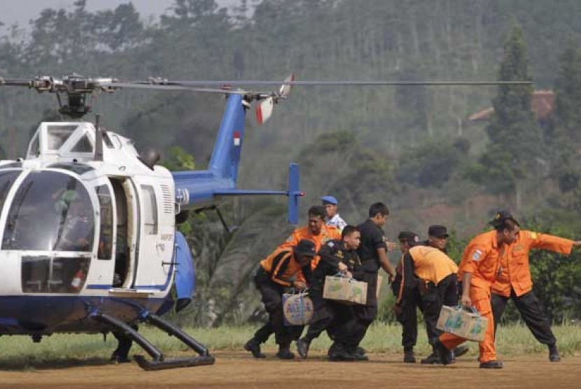  Tim Basarnas mengeluarkan kardus yang berisi peralatan untuk operasi pencarian korban jatuhnya pesawat Sukhoi di Pasir Pogor, Bogor, Jumat (11/5).