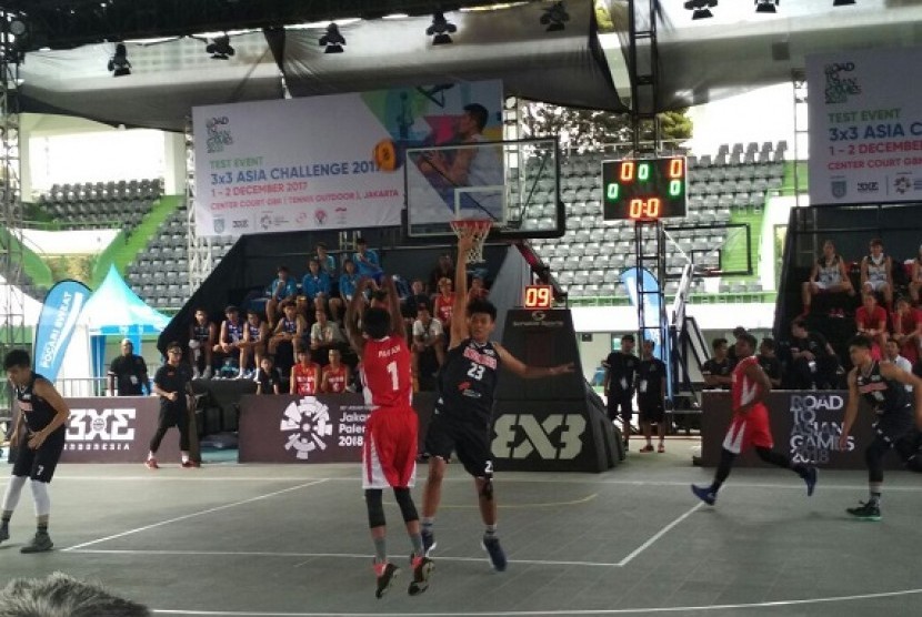 Tim basket 3x3 Indonesia (baju hitam) berlaga pada ajang test event Asian Games 2018 di Jakarta, Jumat (1/12).