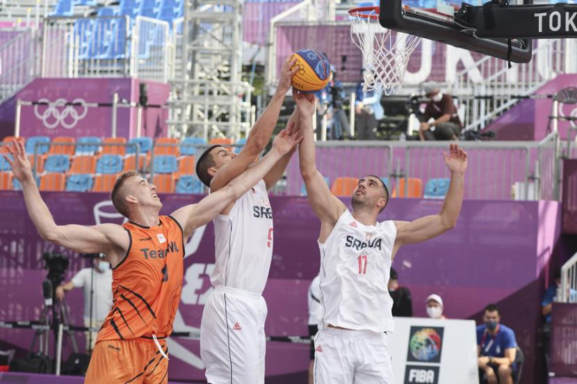 Tim basket 3x3 putra Serbia (putih) di Olimpiade Tokyo. 