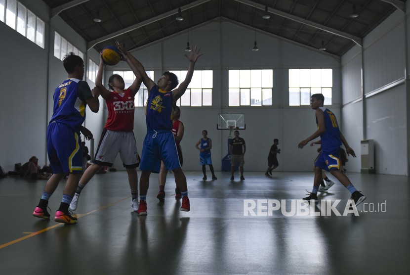 Tim basket 3X3 Timnas Putri bertanding melawan tim basket putra UNJ saat pemusatan latihan nasional (Pelatnas) Asian Games 2018, di lapangan basket Istana Kana, Jakarta, Jumat (12/1). 